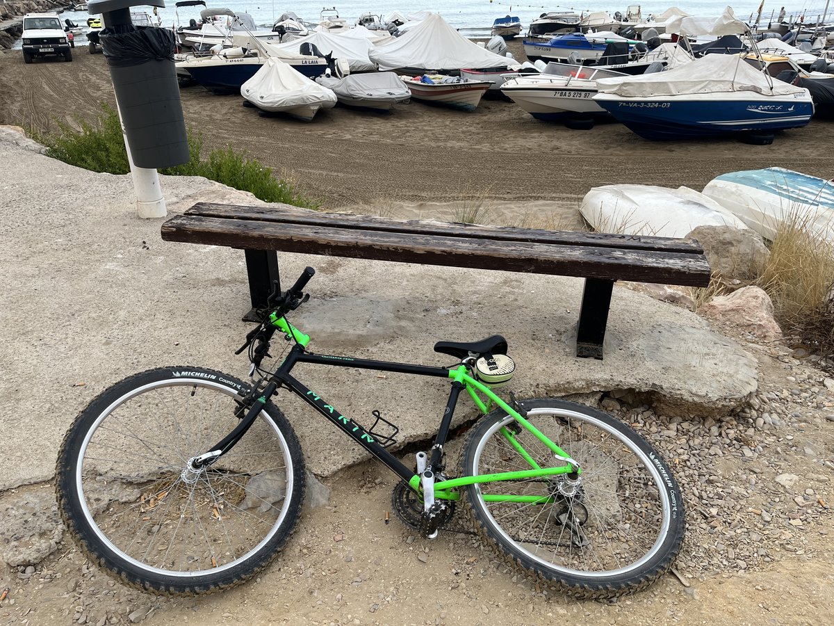 Foto de la bici Marin en el puerto de Torrenostra