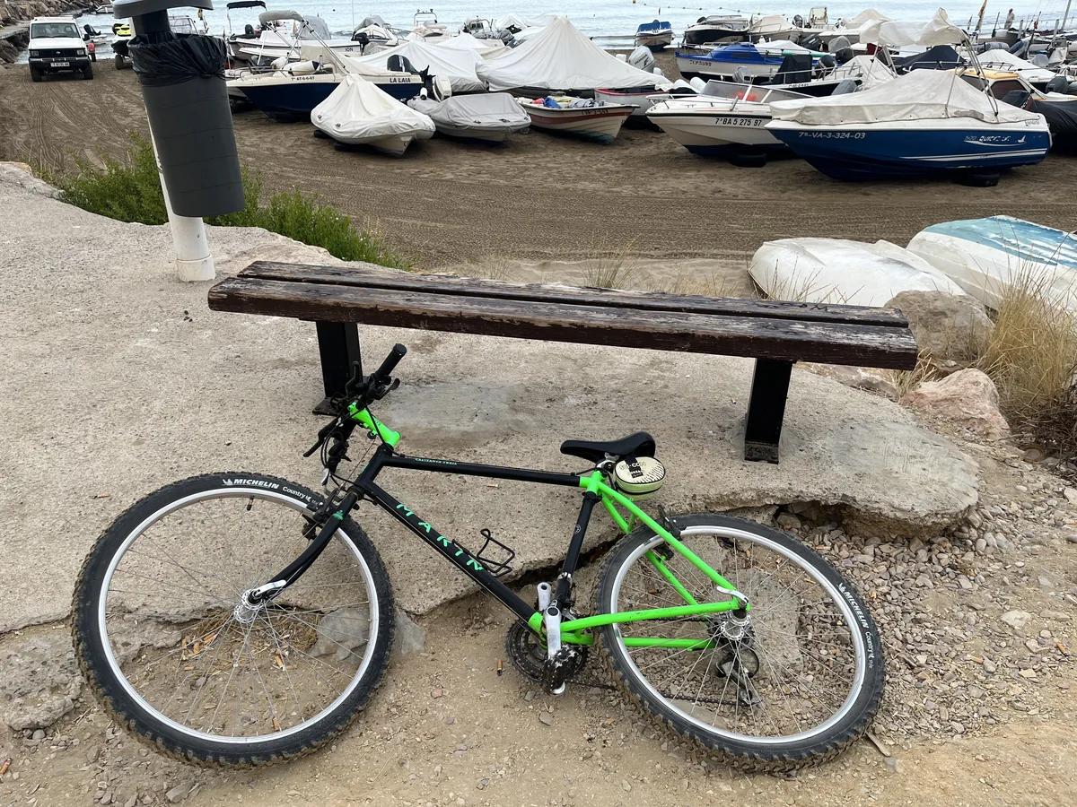 Foto de la bici Marin en el puerto de Torrenostra